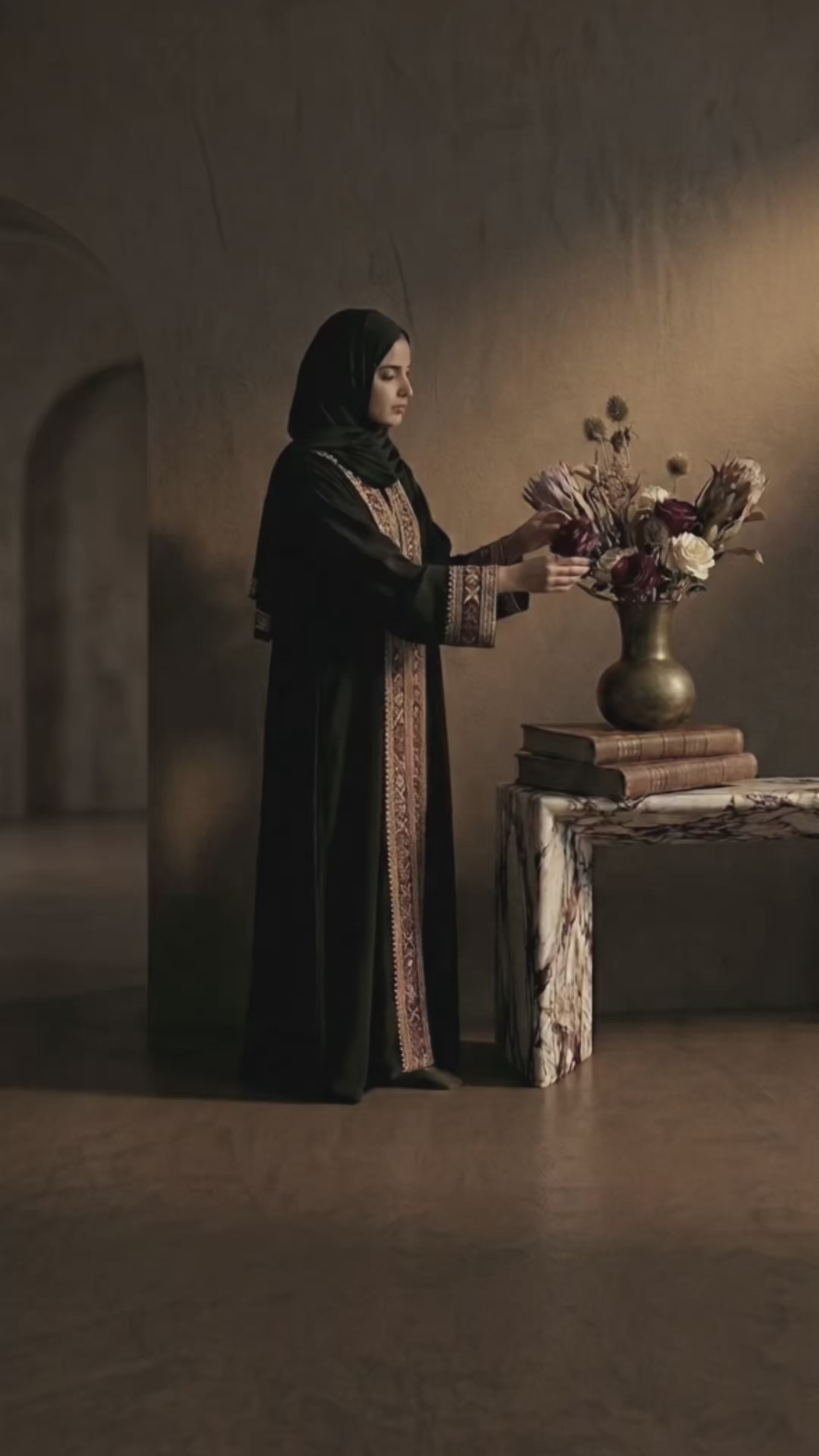 Load video: FURNITURE COFFEE TABLES VASES